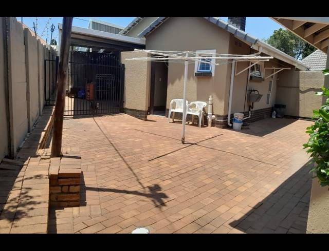 5 BEDROOM HOUSE FOR SALE IN MONDEOR